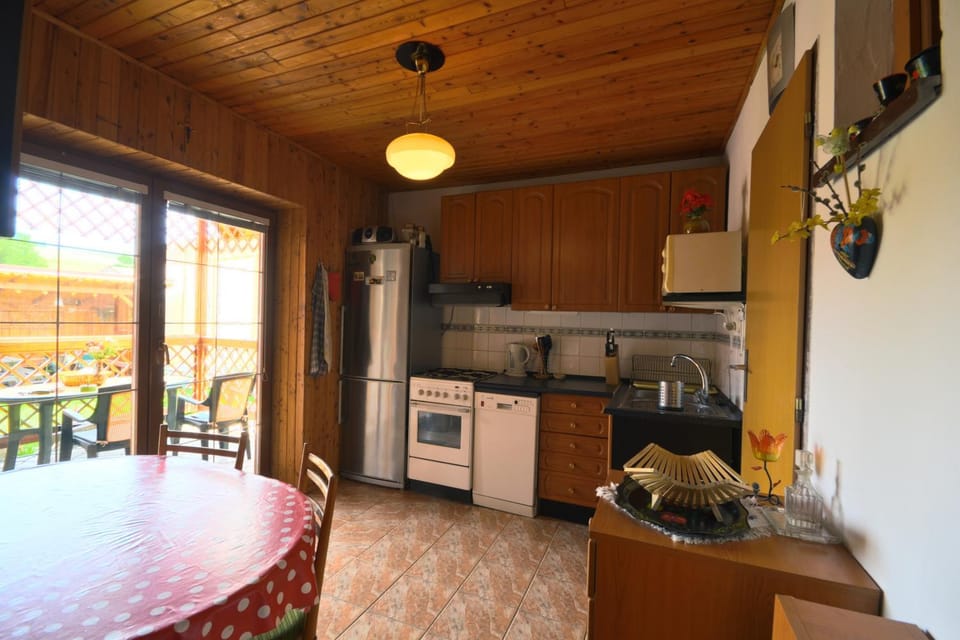 Kitchen or kitchenette, Food and drinks, Dining area