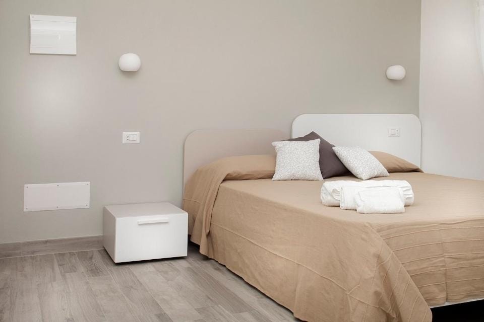 Bed, Bedroom, towels