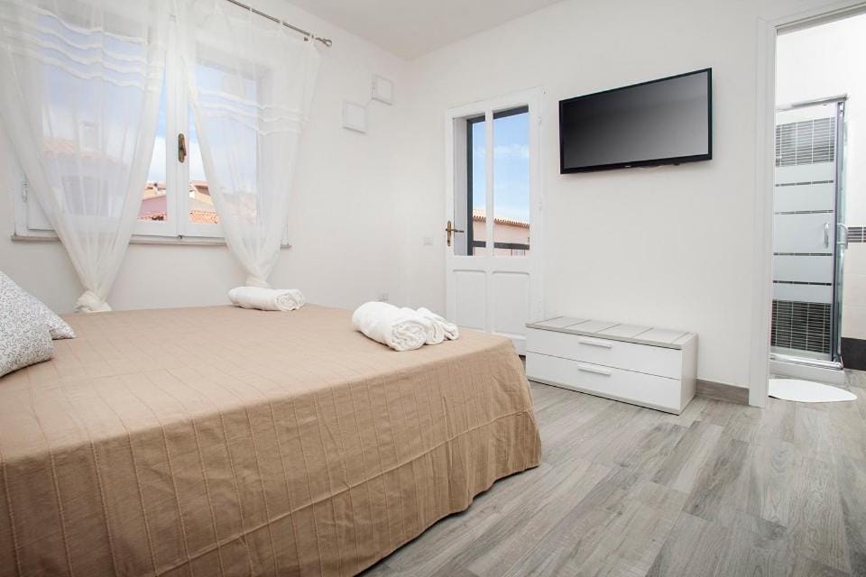 Bed, TV and multimedia, Photo of the whole room, Bedroom, internet, towels