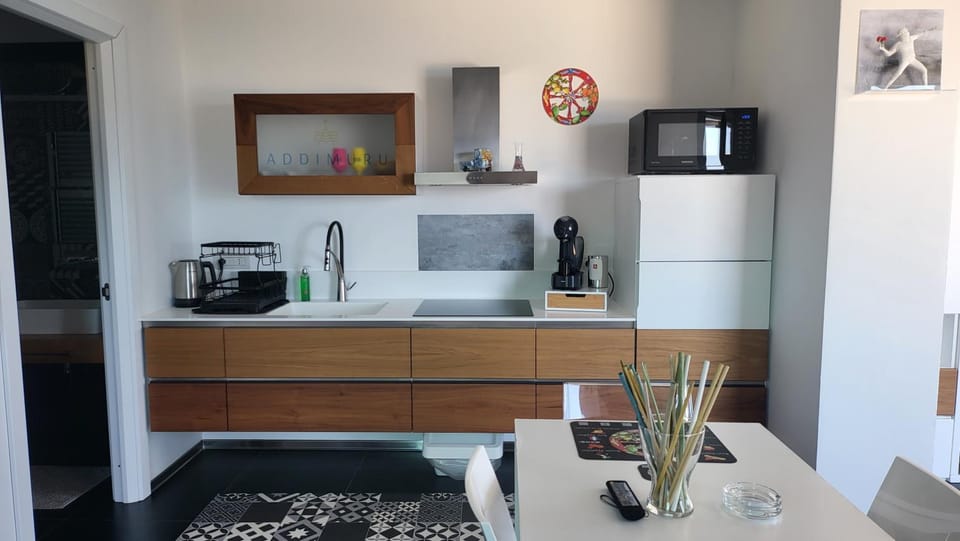 Coffee/tea facilities, Kitchen or kitchenette, Dining area, furniture, stove, toaster
