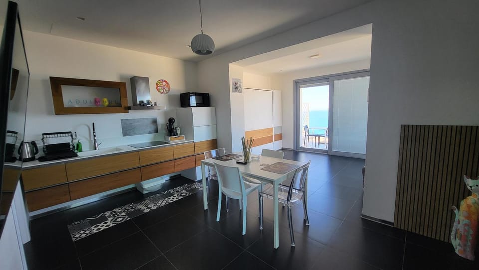 Bed, TV and multimedia, Coffee/tea facilities, Kitchen or kitchenette, Living room, Photo of the whole room, Dining area, furniture, stove, toaster