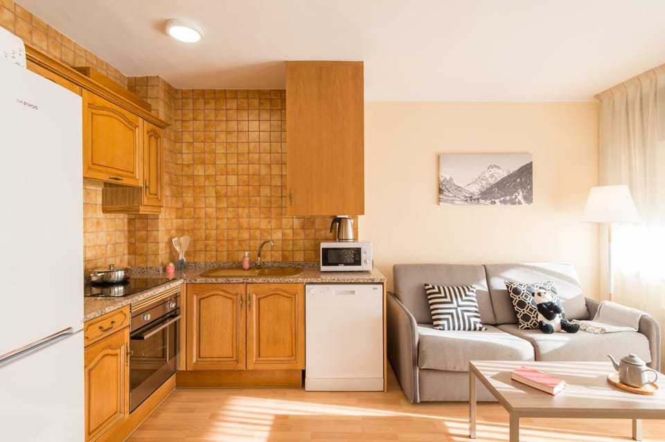 Kitchen or kitchenette, Dining area, Bedroom