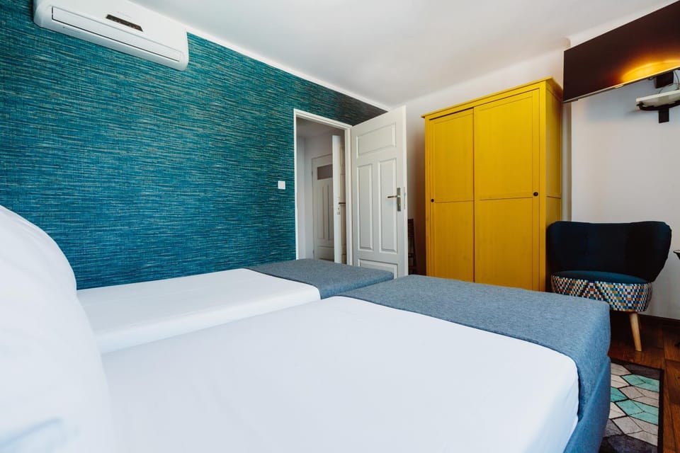 Bed, TV and multimedia, Photo of the whole room, Bedroom, wardrobe, air conditioner