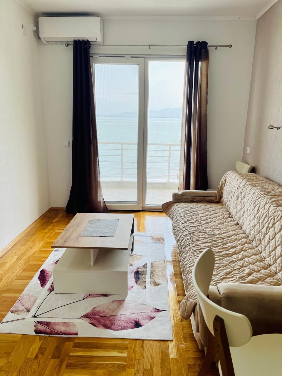 Living room, Photo of the whole room, Seating area