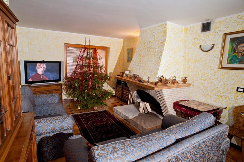 Communal lounge/ TV room, Activities, Living room, Seating area