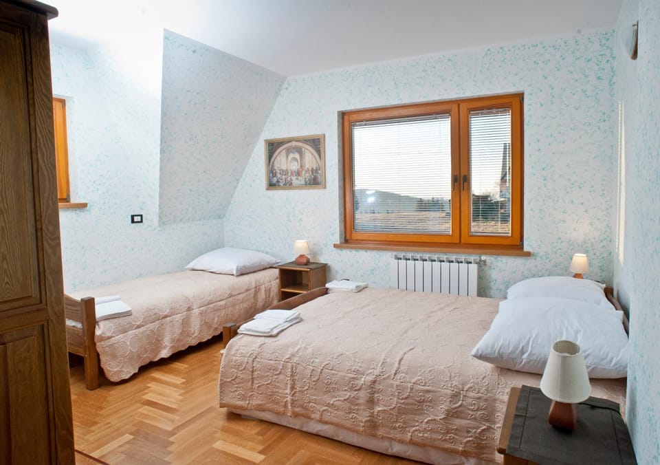 Bed, Seating area