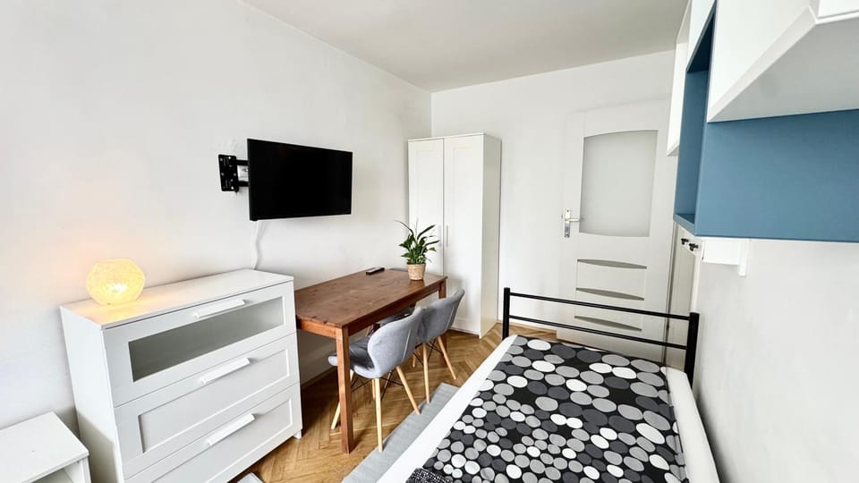 Bed, TV and multimedia, Bedroom, wardrobe