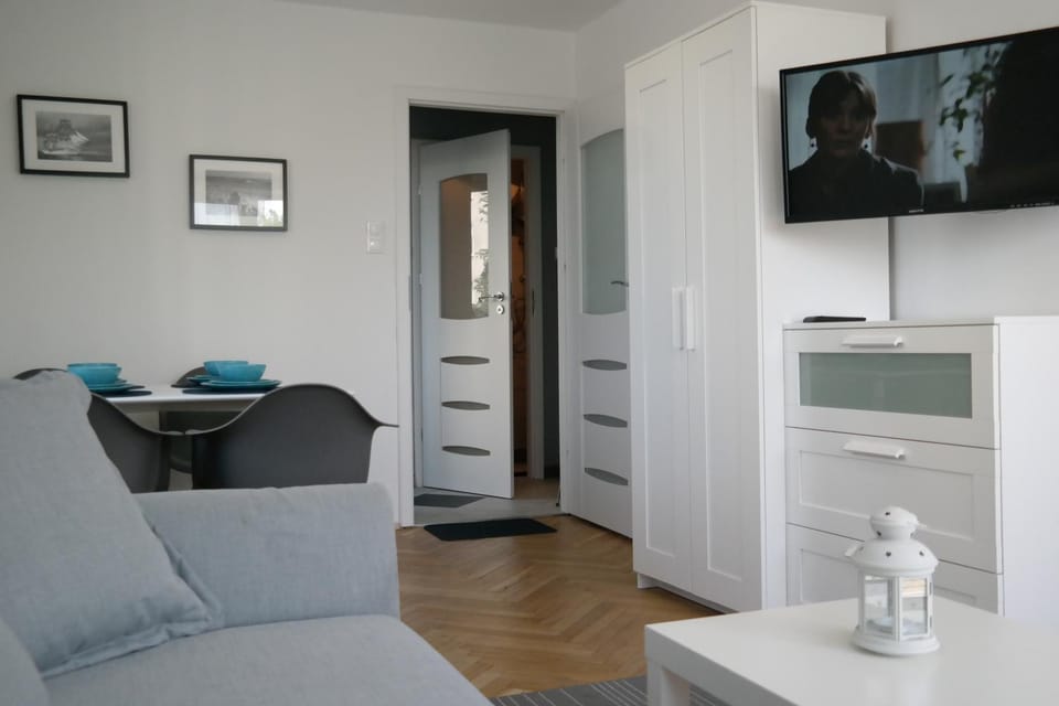 Bed, TV and multimedia, Photo of the whole room, Dining area, Bedroom