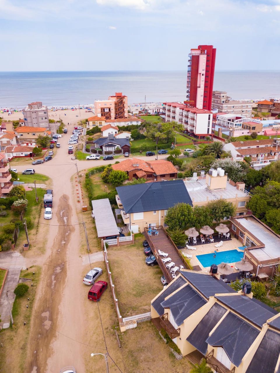 Property building, Natural landscape, Bird's eye view, Beach, City view, Pool view, Sea view, Street view, Swimming pool, Location, Parking