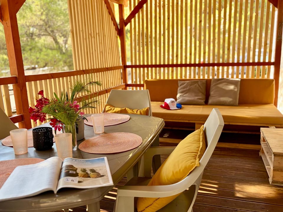 Patio, Dining area