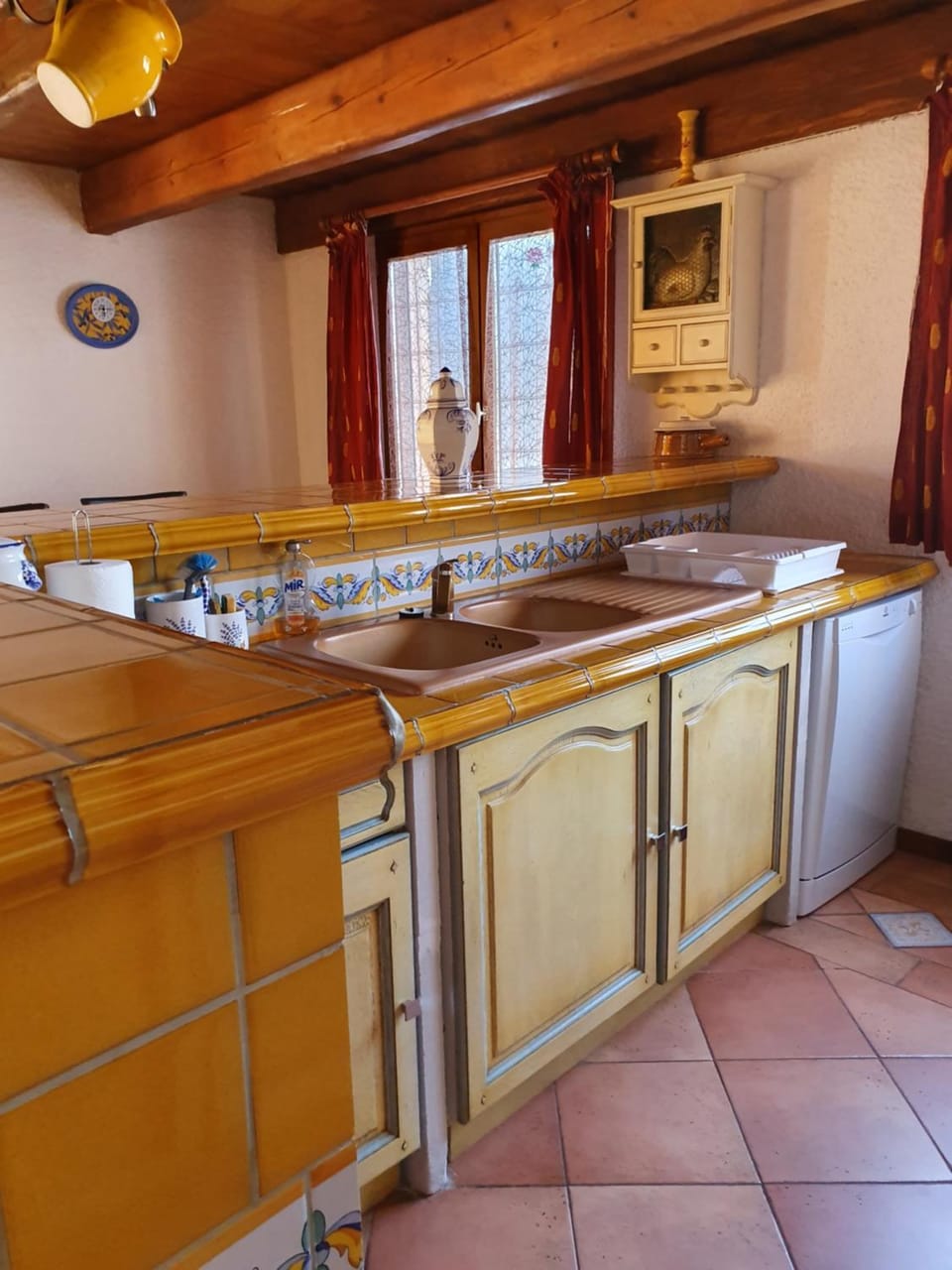 Kitchen or kitchenette, dishwasher