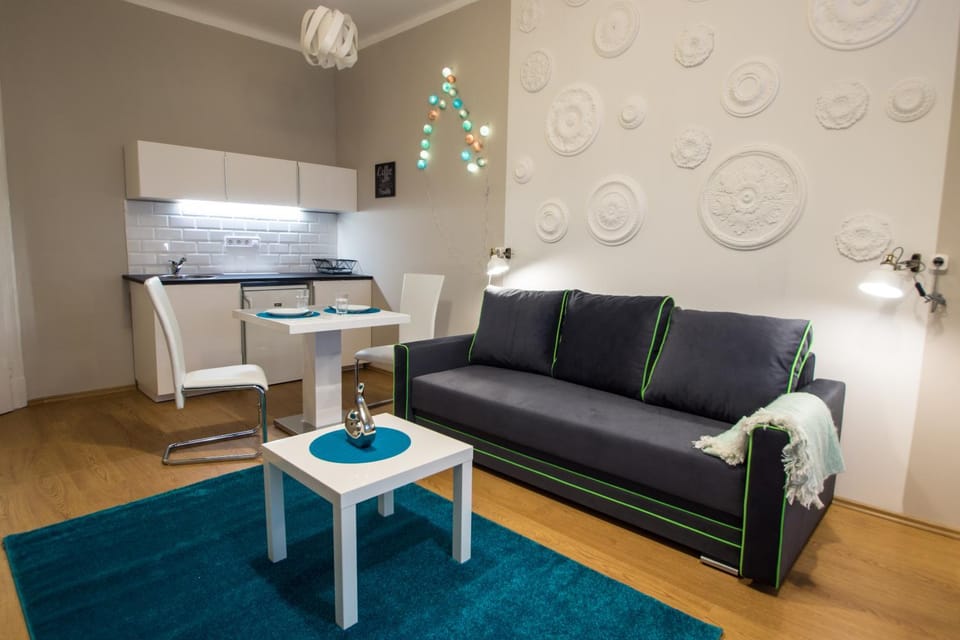 Kitchen or kitchenette, Seating area