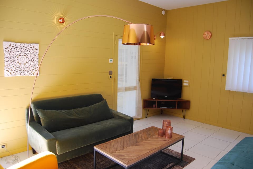 TV and multimedia, Seating area, Bedroom