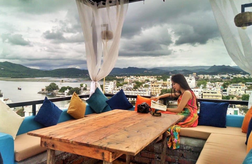 Restaurant/places to eat, View (from property/room), Balcony/Terrace, Seating area, Dining area, Lake view, Mountain view