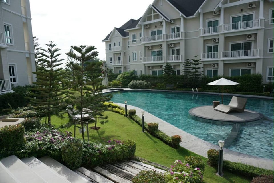 J-Koayai for 3 person & The Ribman Apartment in Laos