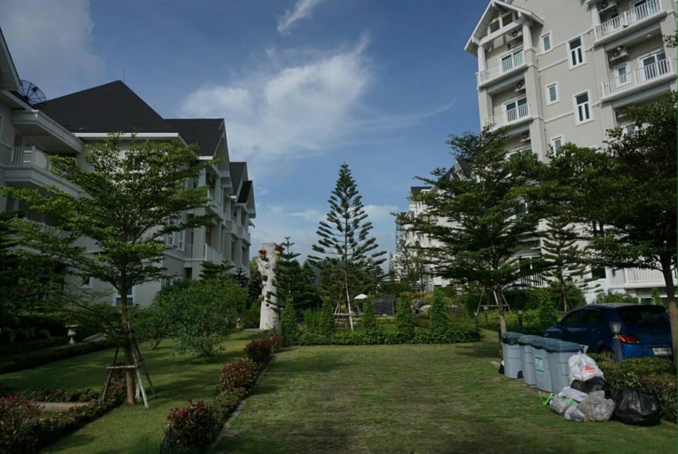 J-Koayai for 3 person & The Ribman Apartment in Laos