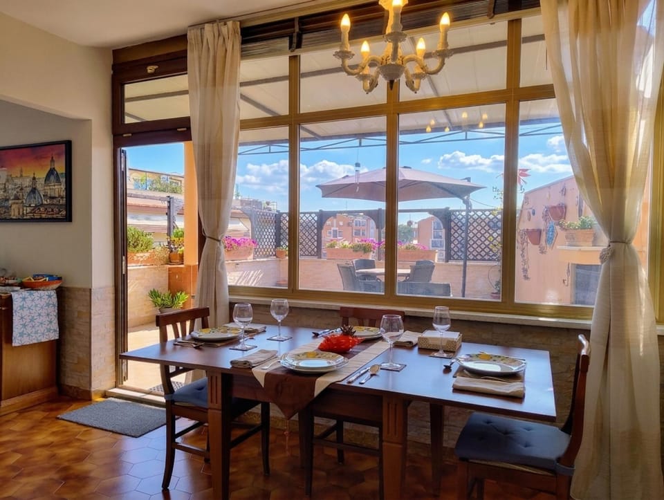 Patio, Restaurant/places to eat, Summer, Coffee/tea facilities, View (from property/room), Balcony/Terrace, Living room, Food and drinks, Seating area, Dining area, City view, Seasons, internet, air conditioner