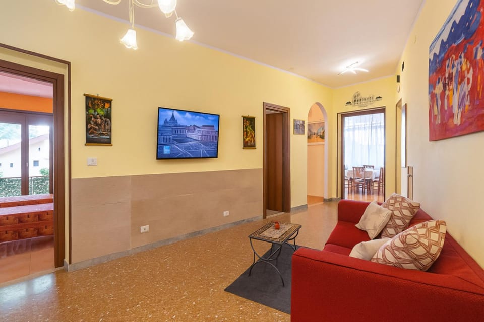 Communal lounge/ TV room, Bed, TV and multimedia, Living room, Photo of the whole room, Seating area, Evening entertainment, Bedroom, internet