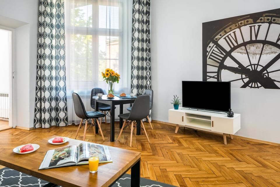 TV and multimedia, Living room, Dining area, Evening entertainment