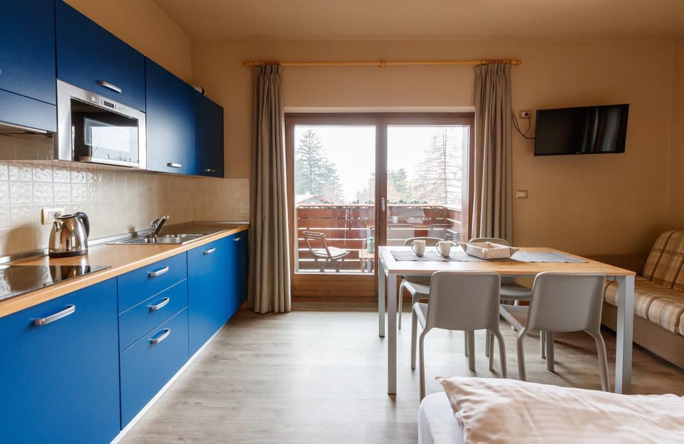 TV and multimedia, Kitchen or kitchenette, Living room, Seating area, Dining area, stove