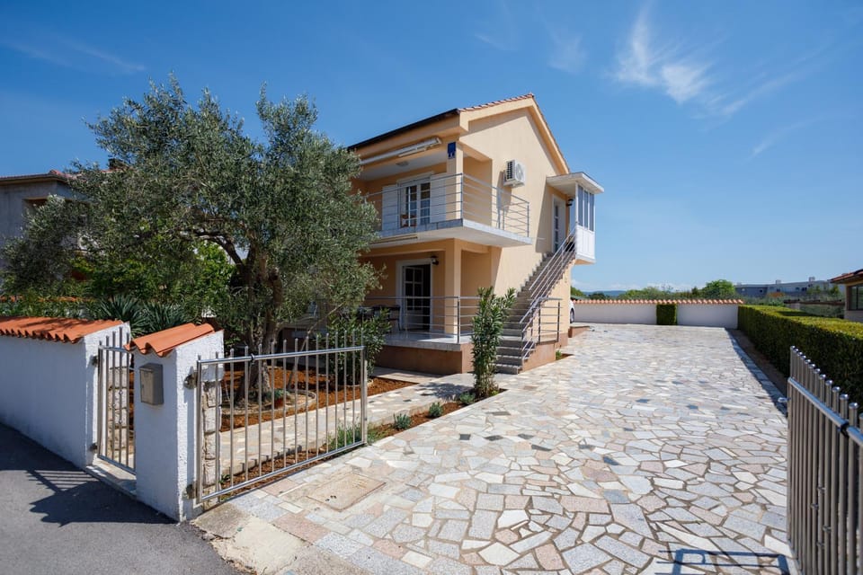 Property building, Patio, Facade/entrance