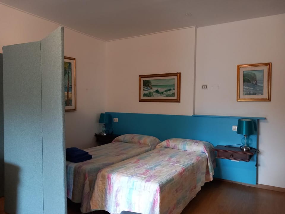 Bed, Seating area