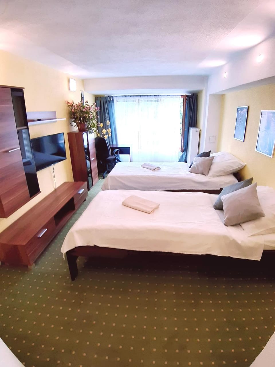 Bed, TV and multimedia, Seating area, Bedroom, City view, City view, Street view, Street view
