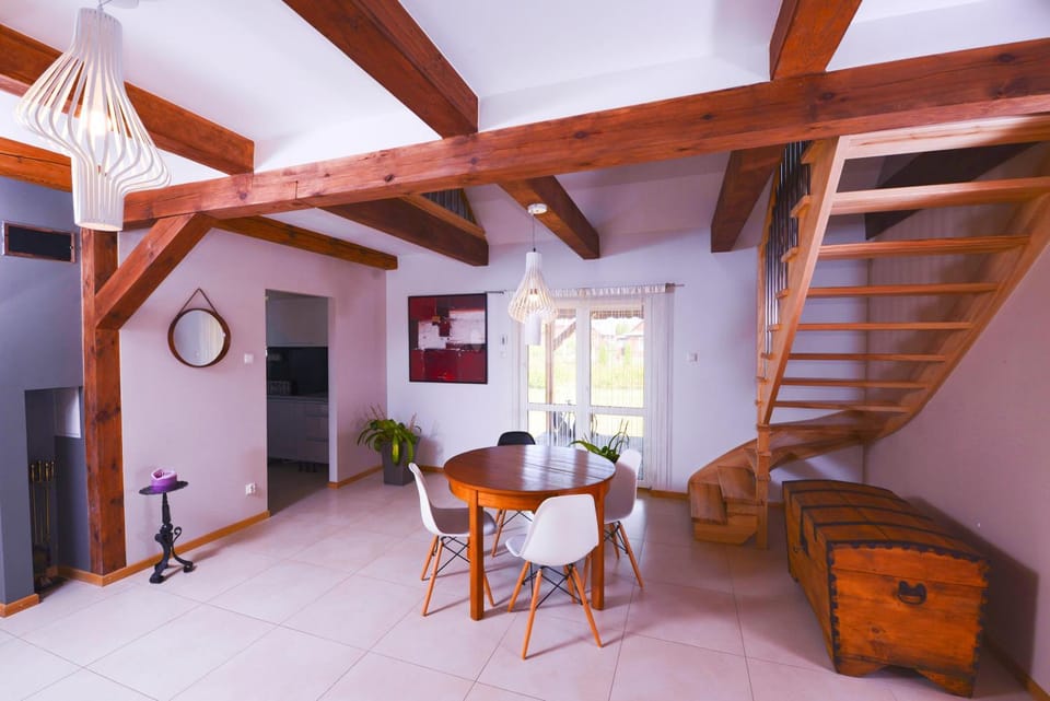 Communal lounge/ TV room, TV and multimedia, Balcony/Terrace, Living room, Food and drinks, Seating area, Dining area, On site, Food, Garden view, Area and facilities, children, young children, older children, group of guests, Family