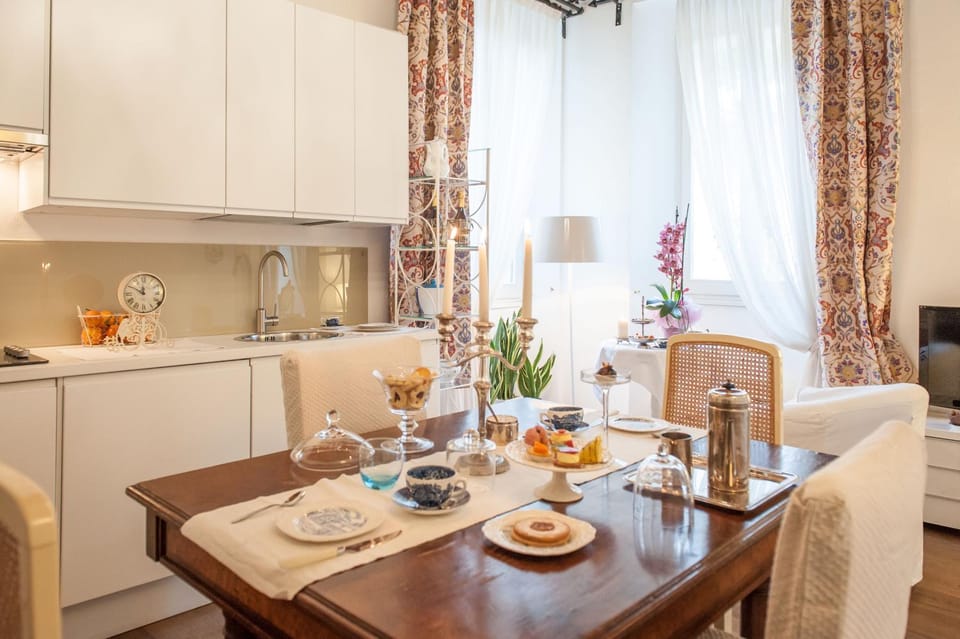 Kitchen or kitchenette, Living room, Seating area