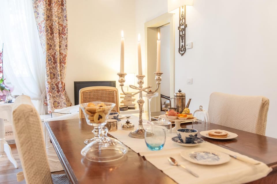 Kitchen or kitchenette, Seating area, Dining area