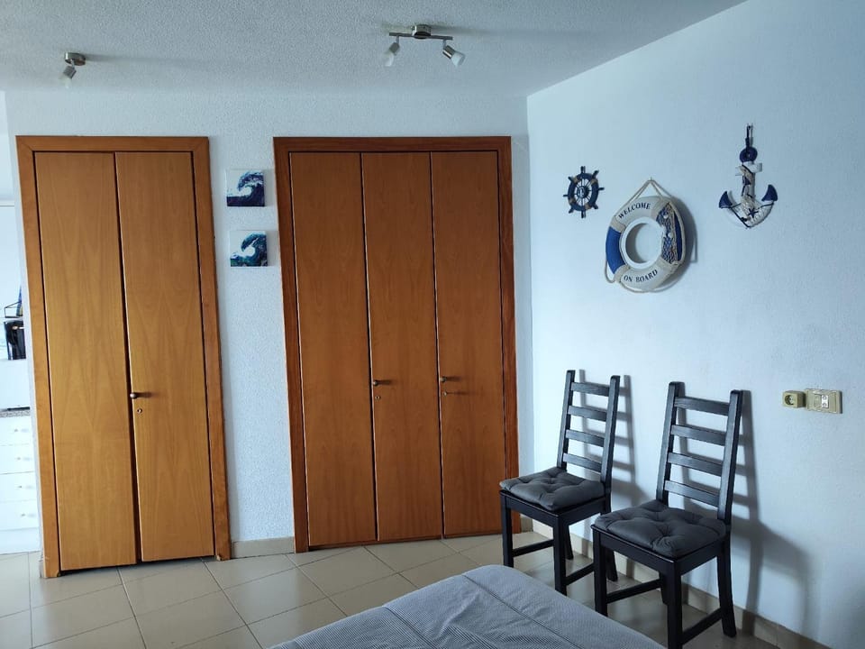 storage, storage, towels, wardrobe