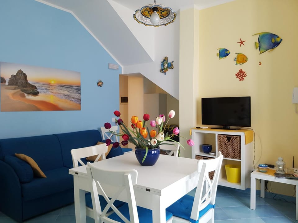 Living room, Dining area