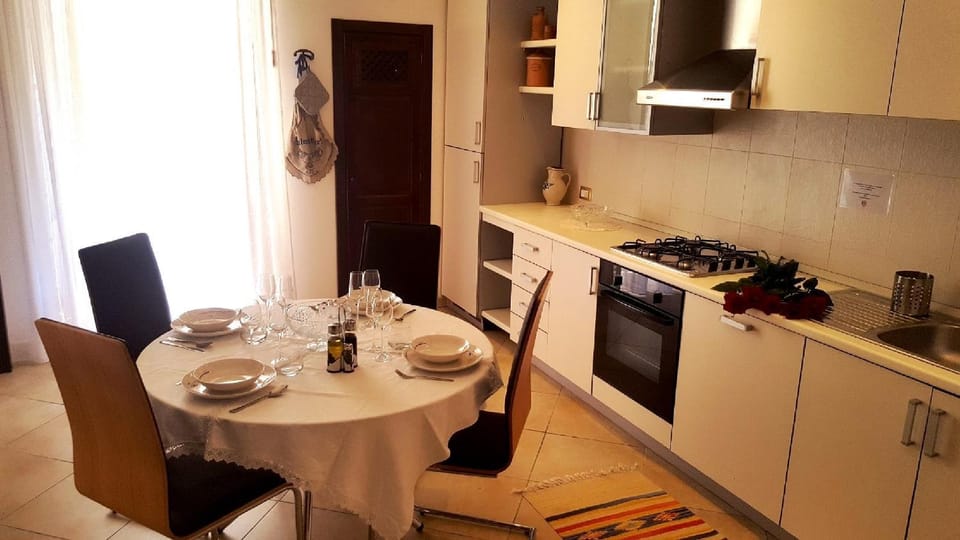 Kitchen or kitchenette, Dining area, pet friendly, stove