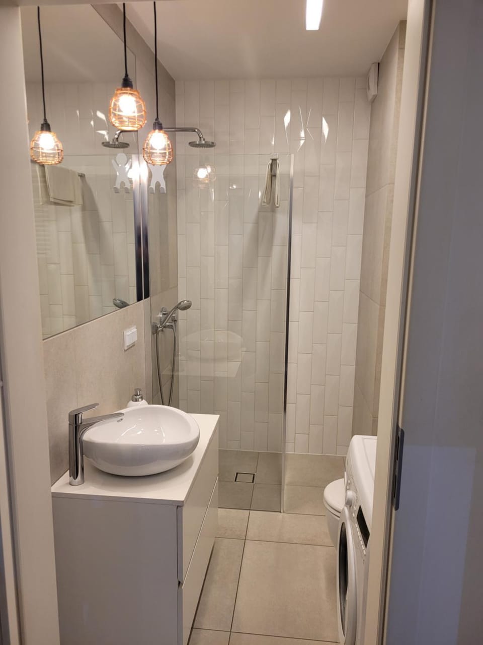 Shower, Toilet, Bathroom, towels, washing machine