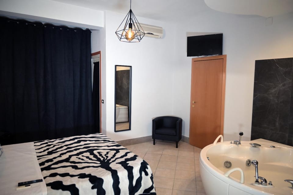 Bed, Bathroom, Photo of the whole room, Bath, towels