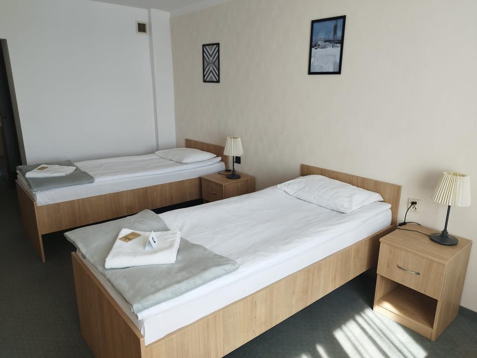 Bed, Photo of the whole room, Bedroom, towels