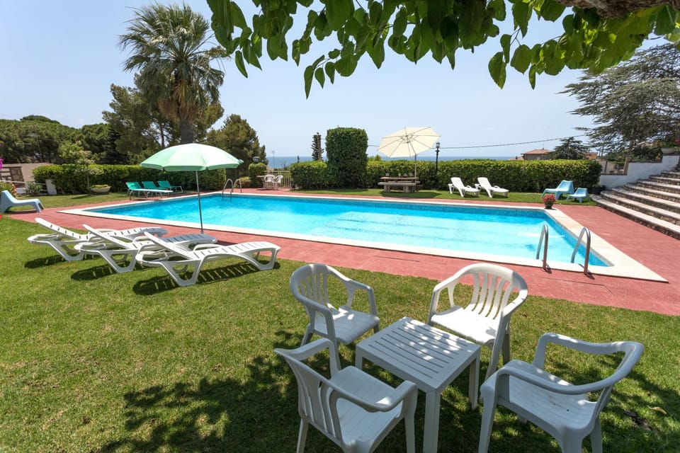 On site, Sea view, Swimming pool