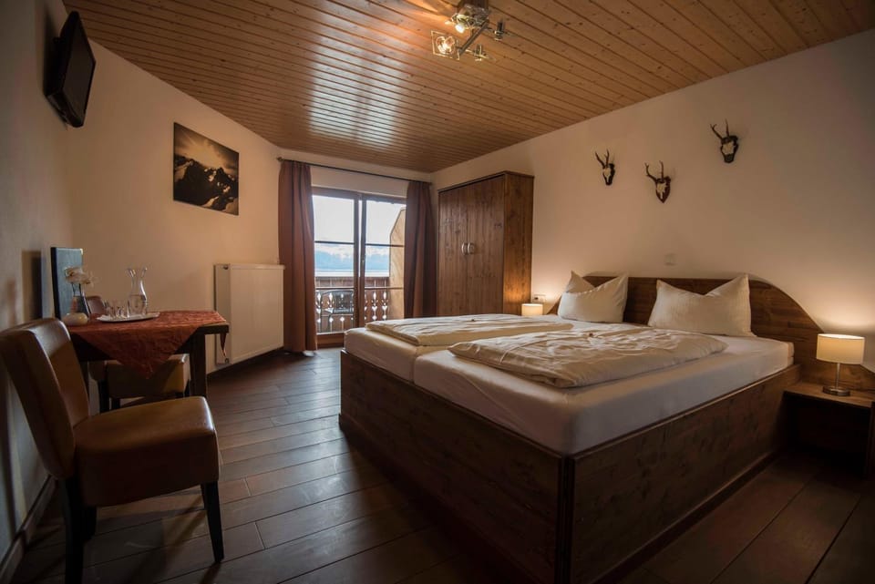 Photo of the whole room, Lake view, Mountain view