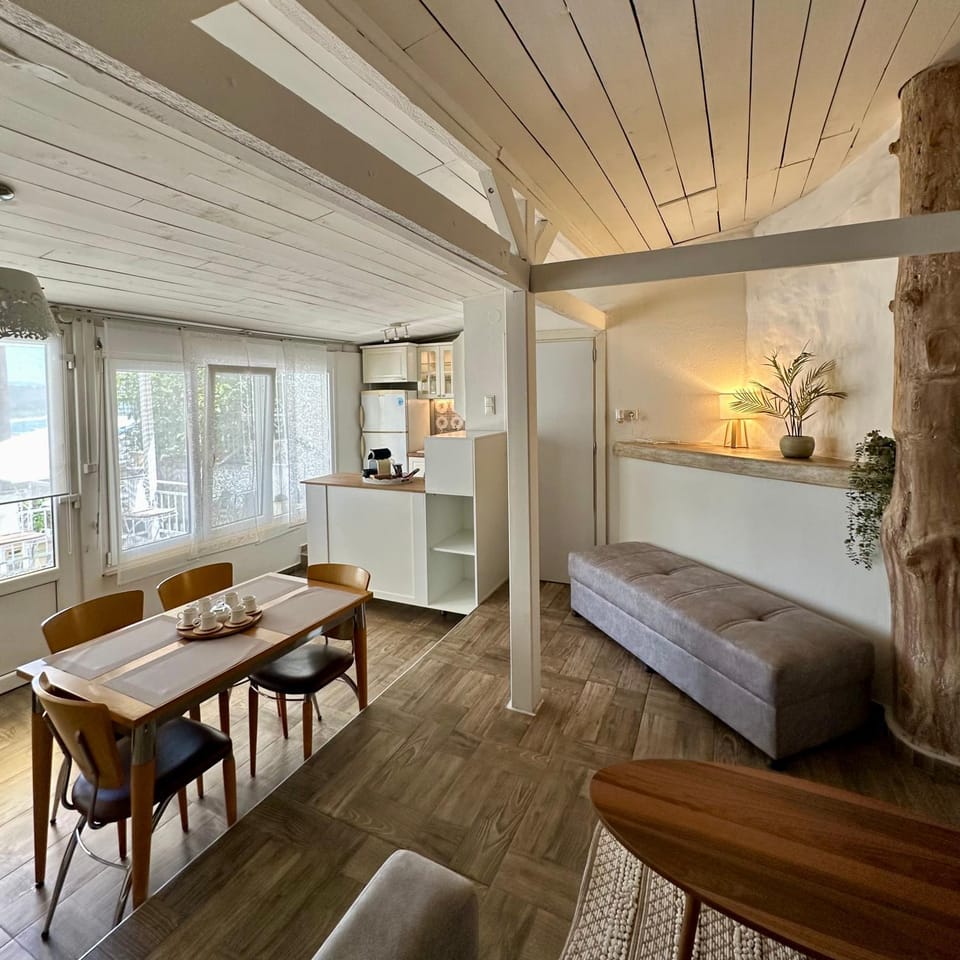 Kitchen or kitchenette, Living room, Seating area, Dining area