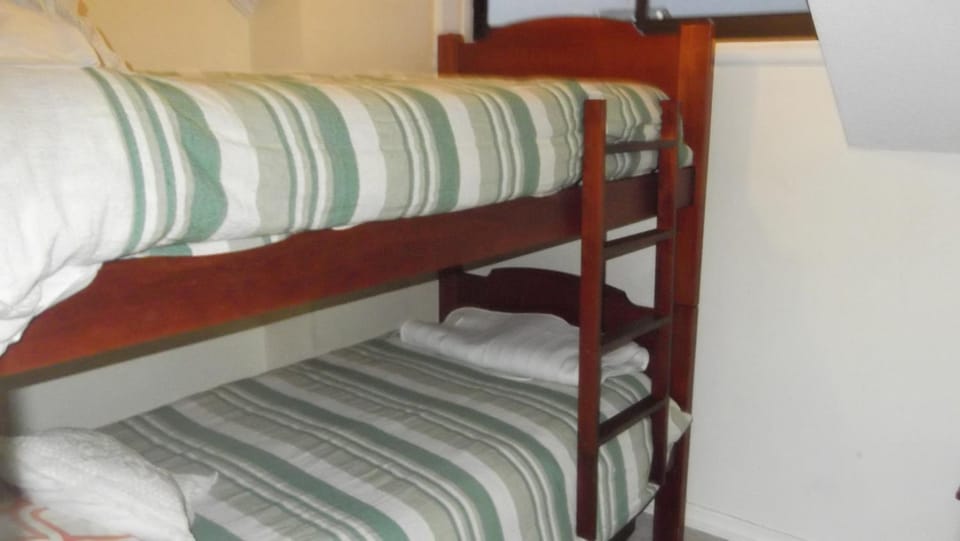 Bedroom, bunk bed