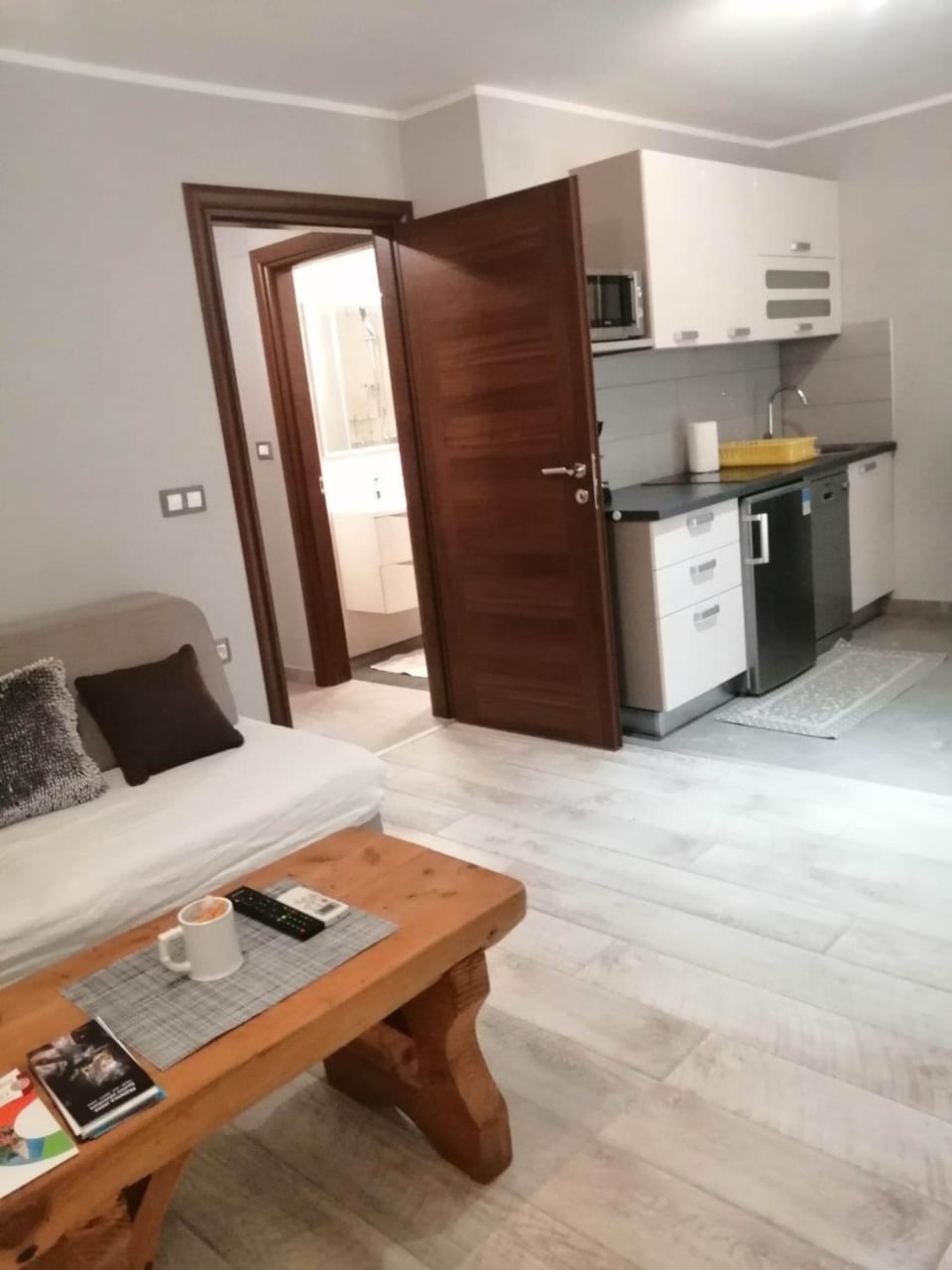 Kitchen or kitchenette, Living room, Seating area, Dining area, stove