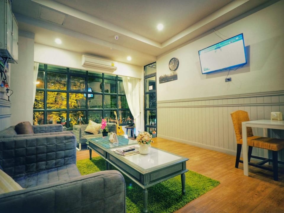 Communal lounge/ TV room