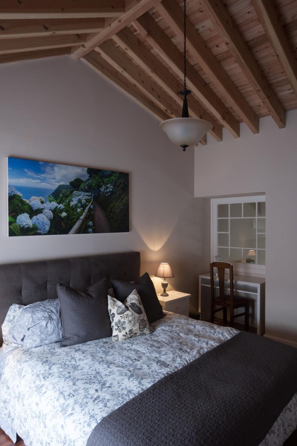 Bed, Seating area, Bedroom