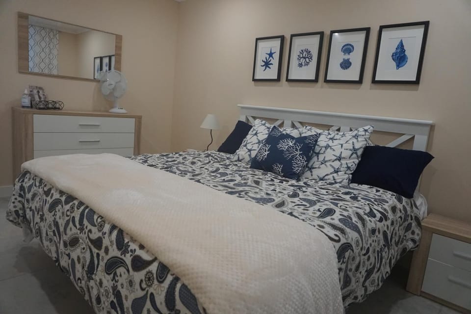 Property building, Bed, Bedroom