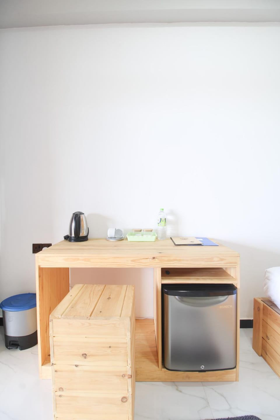 Kitchen or kitchenette, minibar