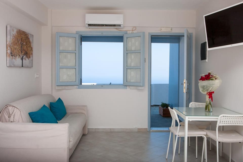 TV and multimedia, Living room, Seating area, Dining area, air conditioner