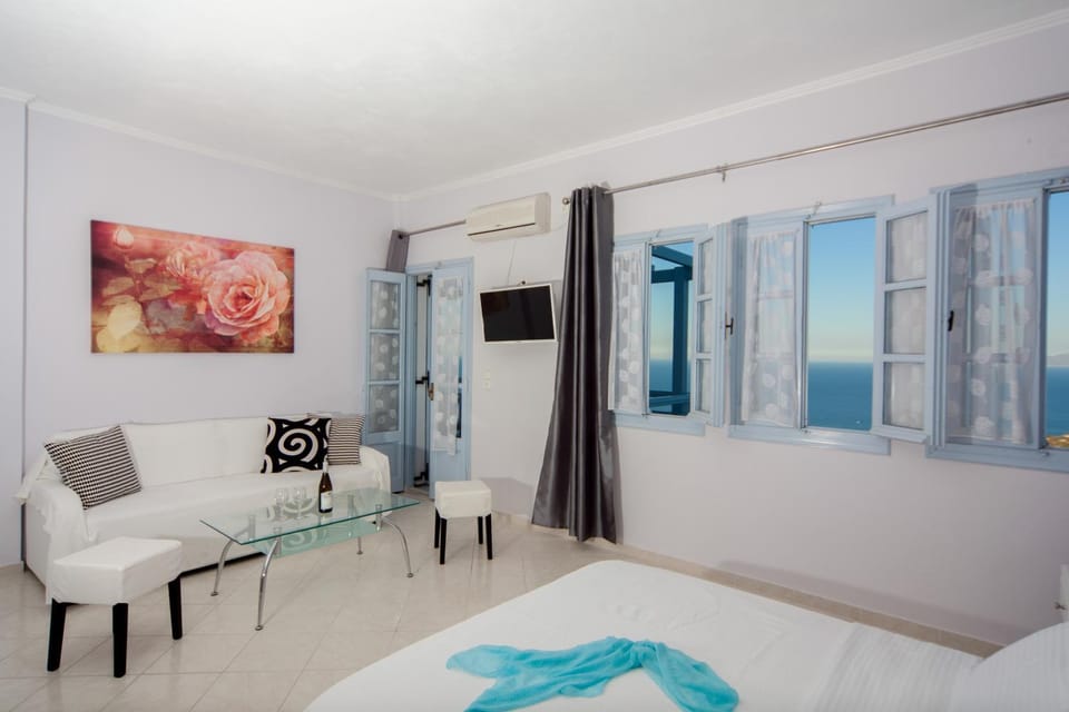 Bed, TV and multimedia, Living room, Photo of the whole room, Seating area, Bedroom