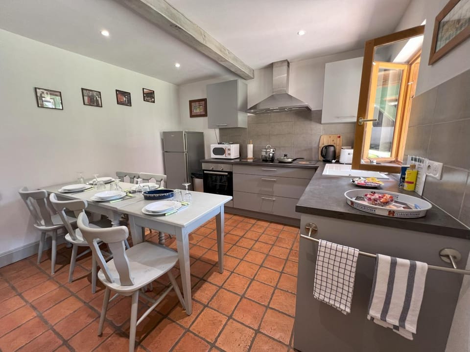 Kitchen or kitchenette, Dining area, dishwasher, oven, pet friendly, stove, toaster