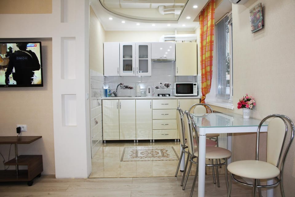 Kitchen or kitchenette, Dining area