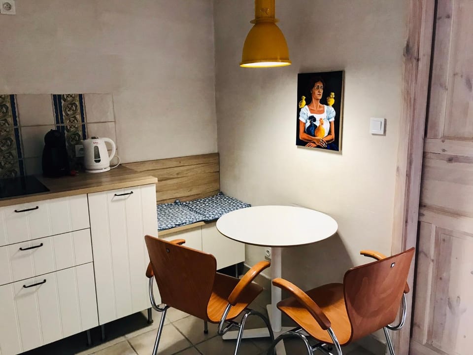 Kitchen or kitchenette, Dining area